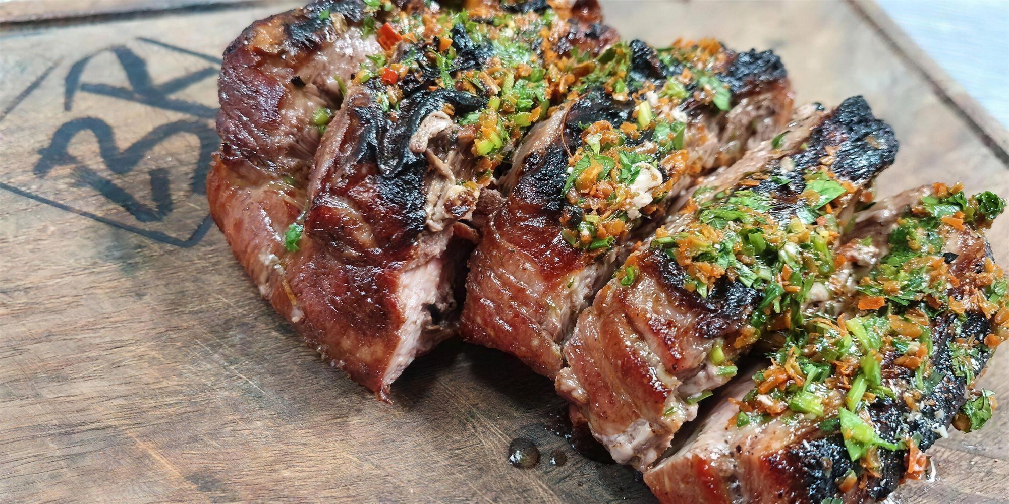 Carne a la leña cortada en tiras, con chimichurri