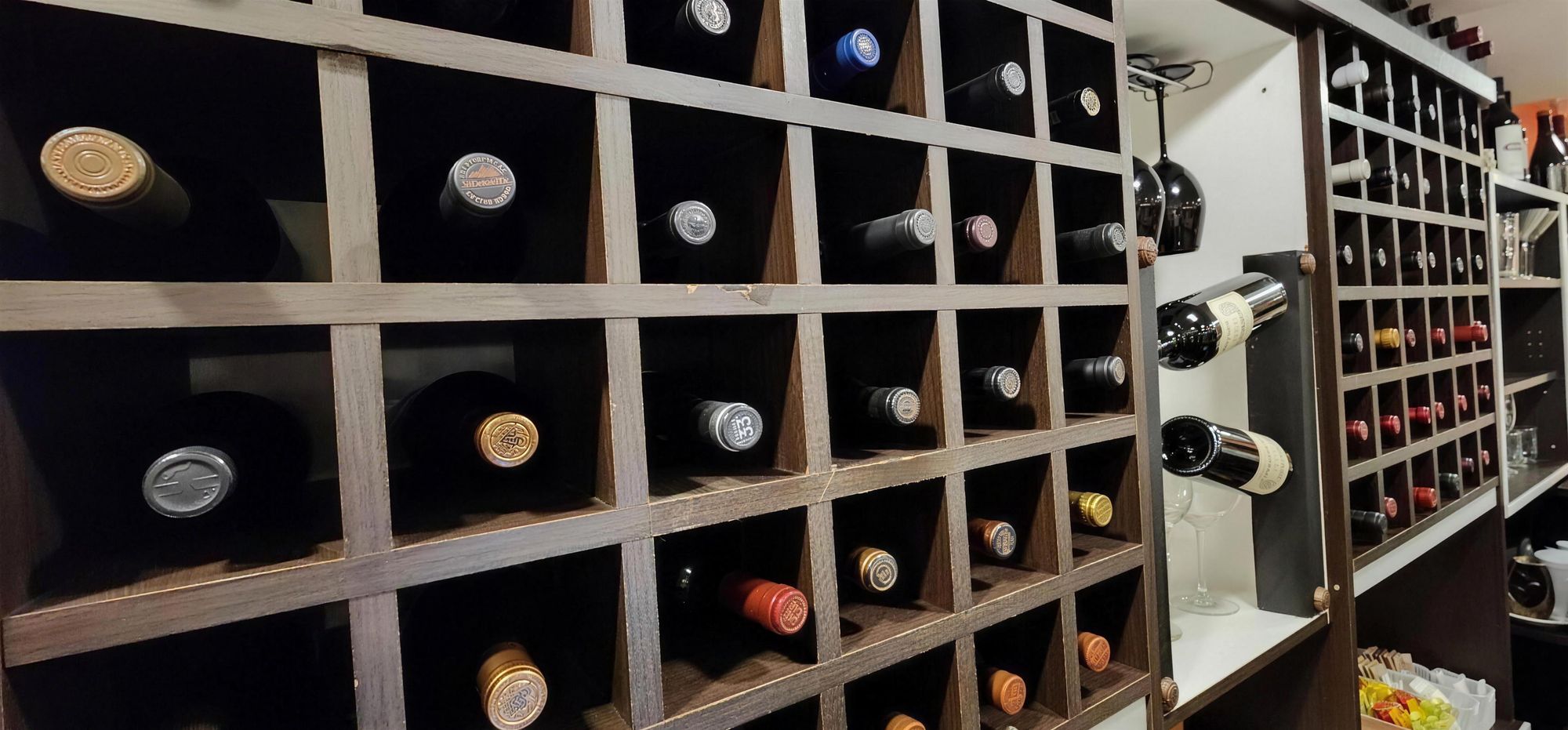 La cava de vinos del salón