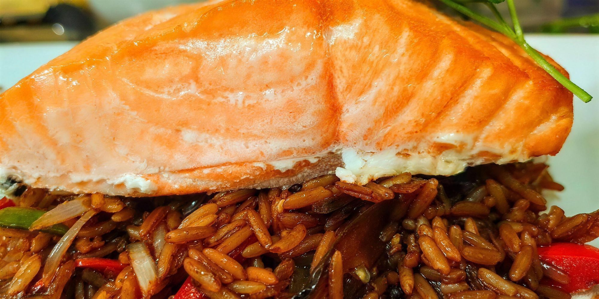 Salmón grillado sobre arroz