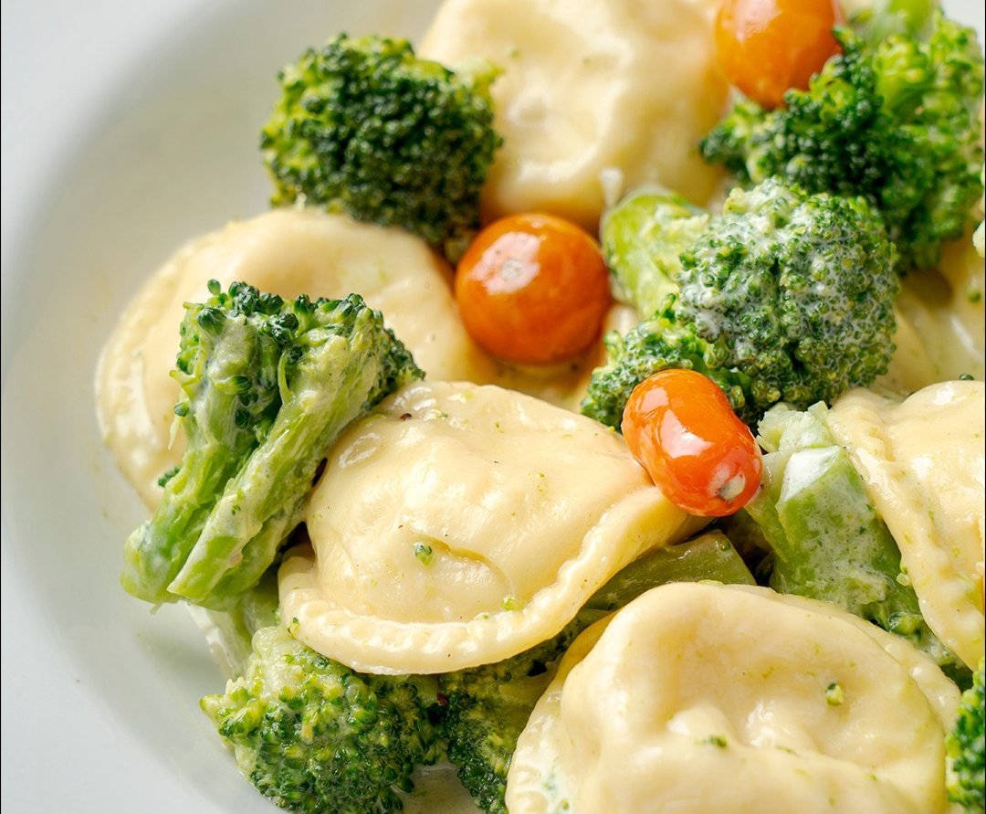 Sorrentinos caseros con brócoli y tomates cherry